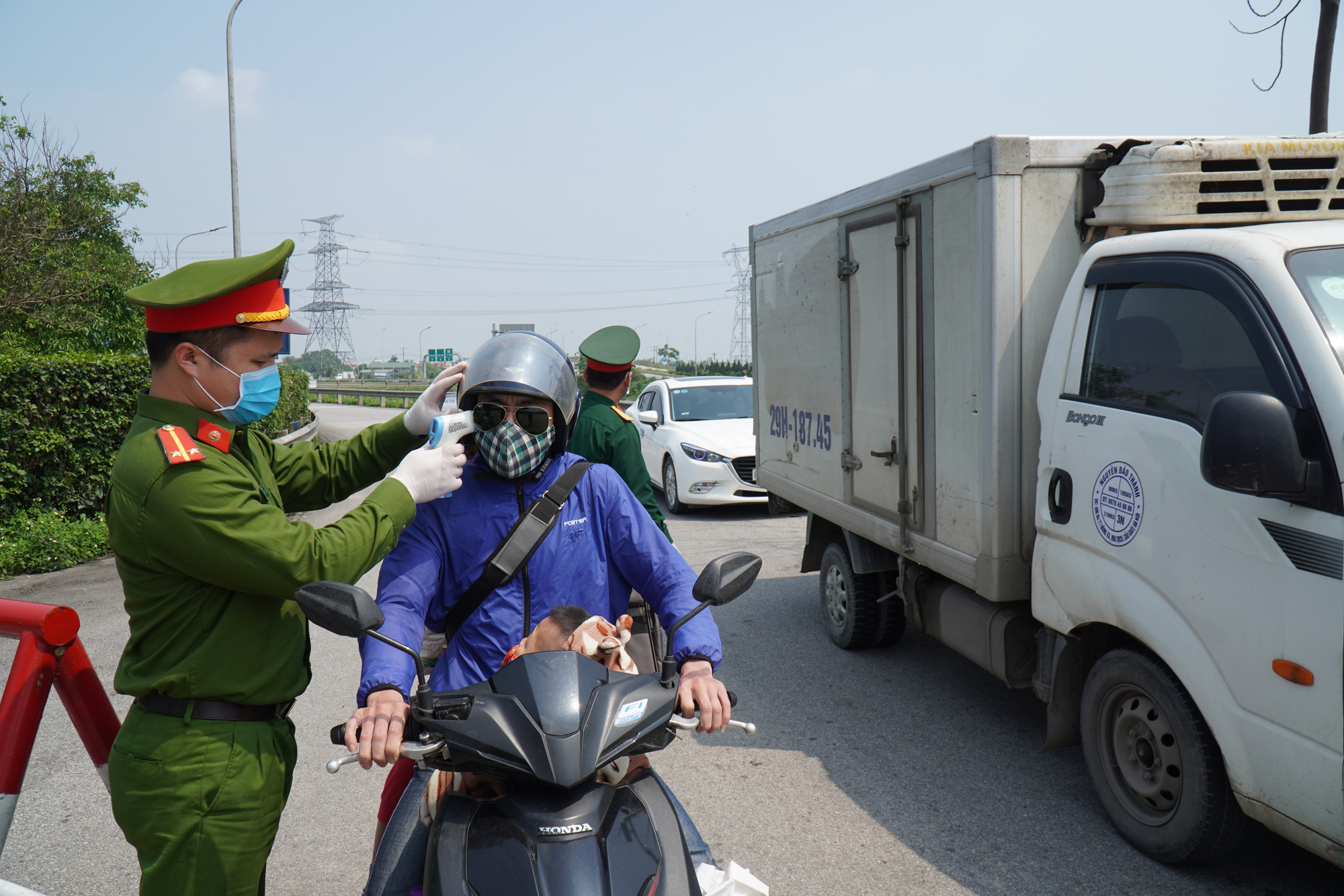Mọi người đi v&agrave;o địa b&agrave;n tỉnh đều được kiểm tra th&acirc;n nhiệt, giấy tờ t&ugrave;y th&acirc;n để ph&aacute;t hiện người đến từ hoặc đi qua v&ugrave;ng dịch cũng như những triệu chứng li&ecirc;n quan dịch Covid-19