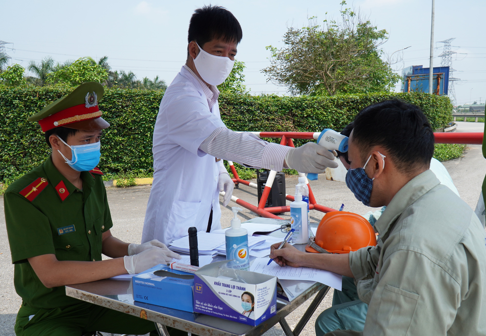 Người d&acirc;n thực hiện khai b&aacute;o y tế tại chốt kiểm so&aacute;t ph&ograve;ng chống dịch Covid-19