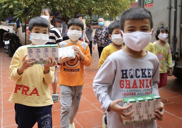 C&aacute;c em nhỏ được nu&ocirc;i dưỡng tại c&aacute;c trung t&acirc;m bảo trợ x&atilde; hội, m&aacute;i ấm, nh&agrave; mở vui mừng khi được nhận sữa từ chương tr&igrave;nh.