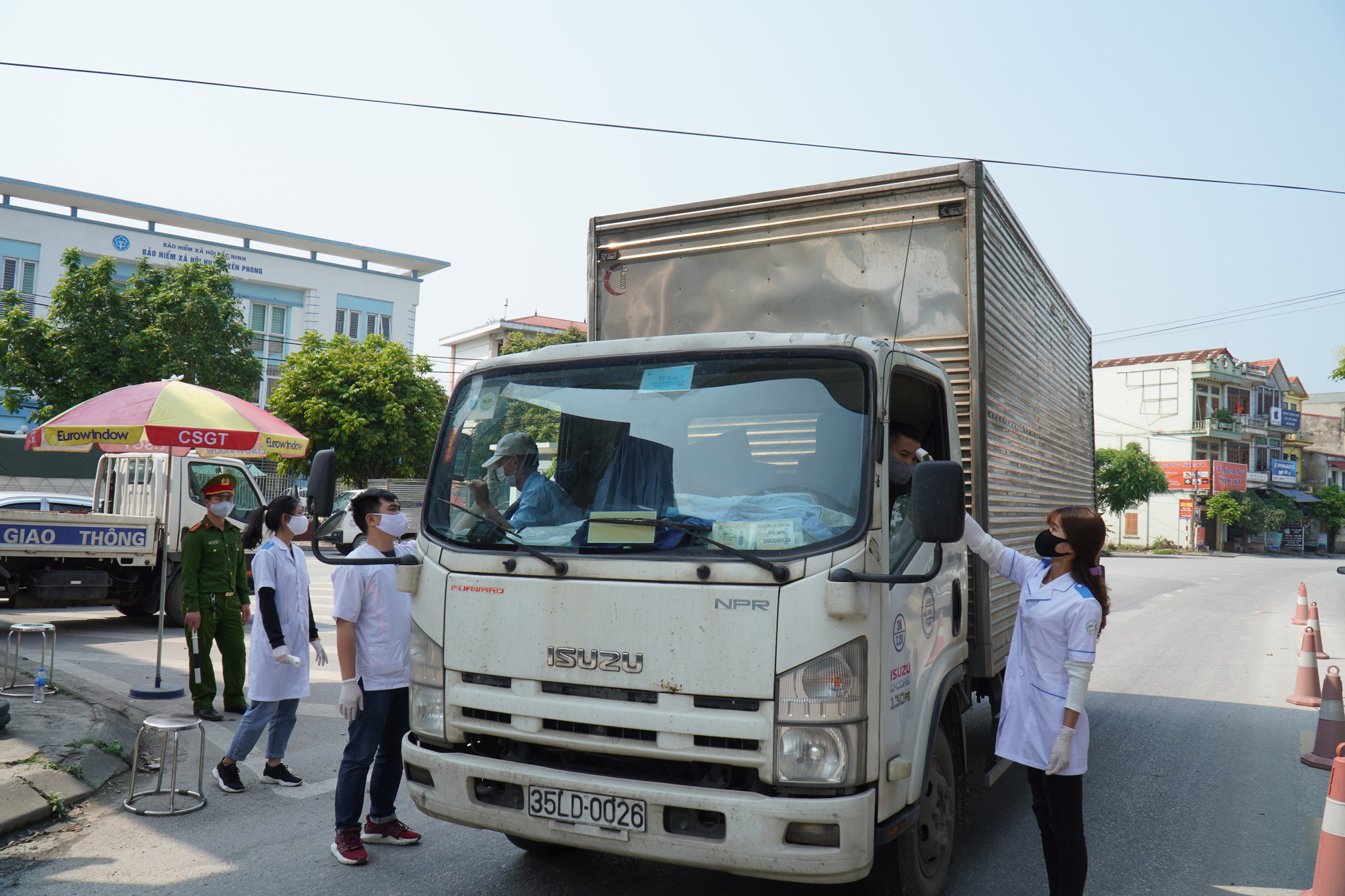 Tại chốt li&ecirc;n ng&agrave;nh cấp tỉnh ở ch&acirc;n cầu vượt thị trấn Chờ, ph&iacute;a trước X&iacute; nghiệp Thủy n&ocirc;ng Y&ecirc;n Phong (C&ocirc;ng ty TNHH Một th&agrave;nh vi&ecirc;n Khai th&aacute;c c&ocirc;ng tr&igrave;nh thủy lợi Bắc Đuống), hoạt động kiểm so&aacute;t ph&ograve;ng chống dịch Covid-19 diễn ra 24/24h