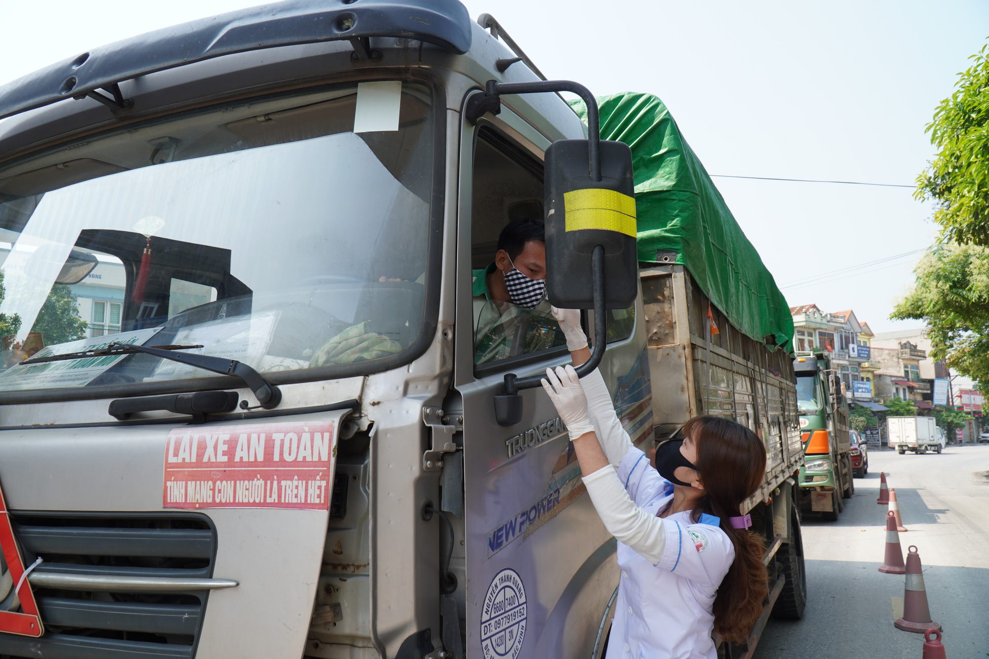 100% l&aacute;i xe đều được kiểm tra giấy tờ t&ugrave;y th&acirc;n, đo th&acirc;n nhiệt để ph&ograve;ng, chống dịch Covid-19.