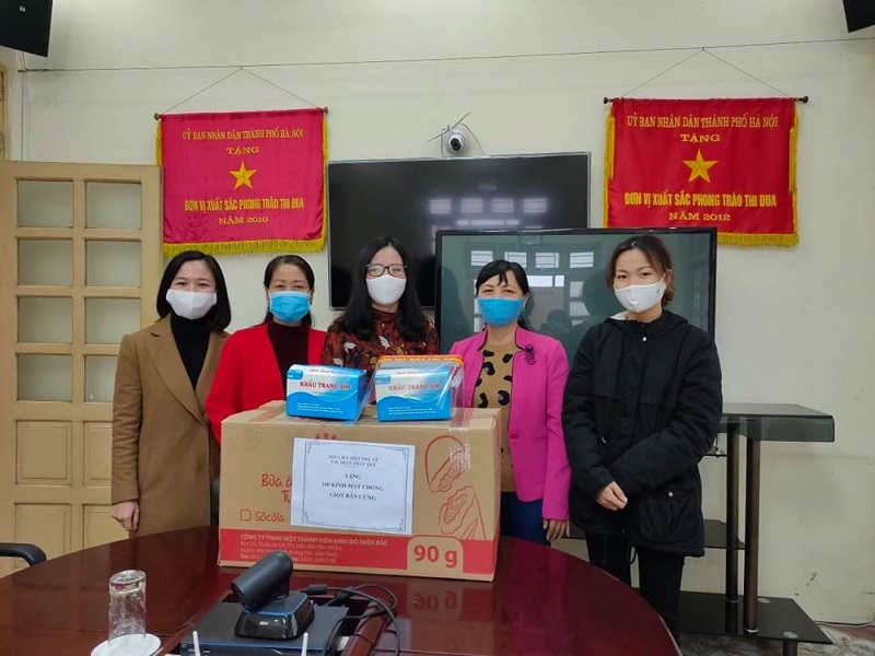 Hội Phụ nữ thị trấn Trâu Quỳ, xã Trung Mầu, xã Phú Thị, huyện Gia Lâm làm 600 mũ chắn gịọt bắn, 700 khẩu trang tặng đội ngũ bác sĩ tại bệnh viên và trung tâm  Y tế huyện và hội viên phụ nữ, với tổng trị giá 9.3 triệu đồng