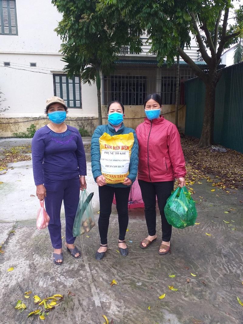 Hội Phụ nữ đã tặng 02 gia đình thuộc diện cách ly tại TT Trâu Quỳ, xã Phú Thị 30 kg gạo, 1 thùng mì tôm, nước mắm, dầu ăn tổng trị giá 800.000 đồng