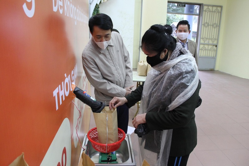 Theo đó, mỗi người  nghèo,  người có hoàn cảnh khó khăn khi đến  cây ATM Gạo miễn phí của UBND quận Bắc Từ Liêm được  nhận 3kg gạo. ngày, và người dân đến nhận gạo tuân thủ thực hiện nghiêm các biện pháp phòng dịch  giữ đúng khoảng cách 2 m, mang theo bao đựng gạo nhằm hạn chế rác thải ra môi trường...