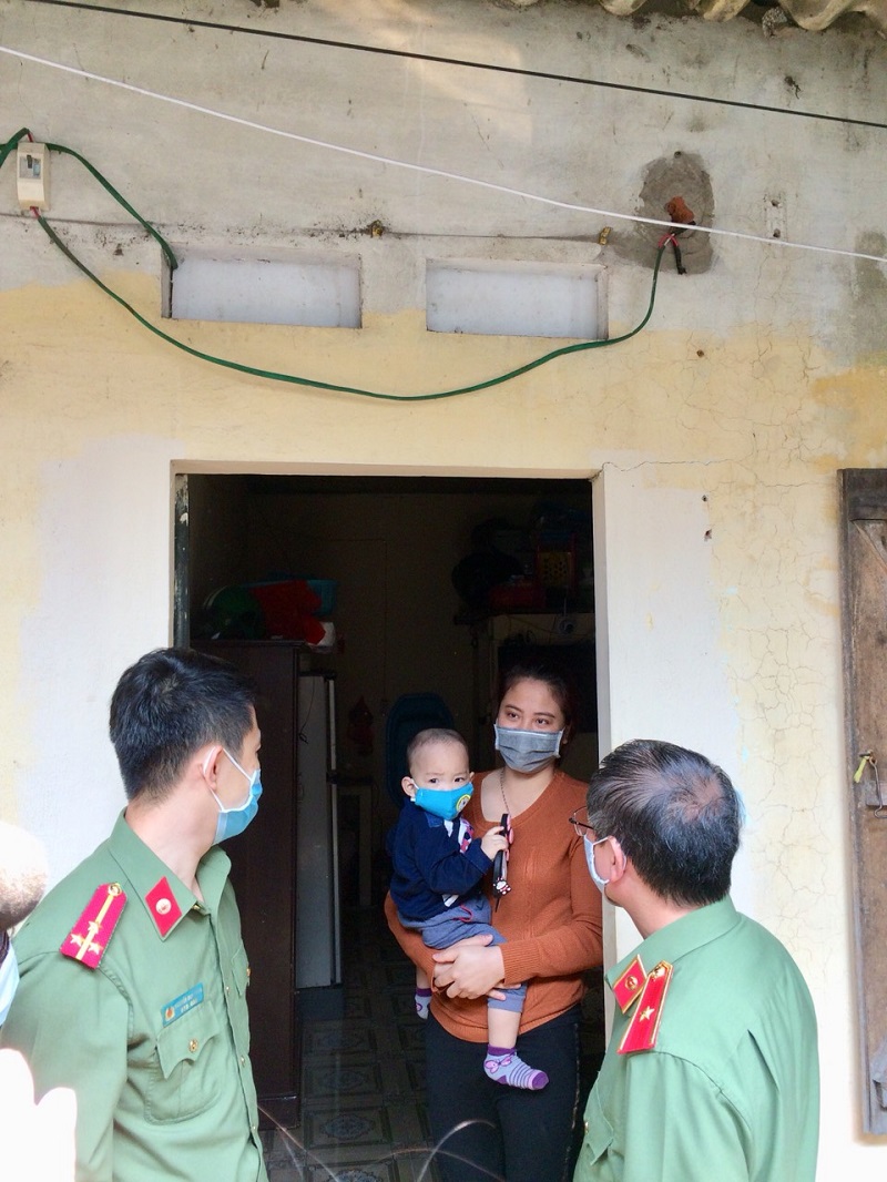 Mỗi suất quà do Hội Phụ nữ quận và Cục Khoa học, chiến lược và lịch sử công an - Bộ Công an trao tặng  bao gồm nhu yếu phẩm cần thiết trong sinh hoạt hằng ngày như: Gạo, nước mắm, dầu ăn, mỳ tôm, nước rửa chén bát, xà phòng diệt khuẩn…  đã đến tận tay những người có hoàn cảnh khó khăn: người vô gia cư, lao động thời vụ bị ngưng không có bảo hiểm y tế, bảo hiểm thất nghiệp… đang đứng trước những khó khăn khi mất nguồn thu nhập