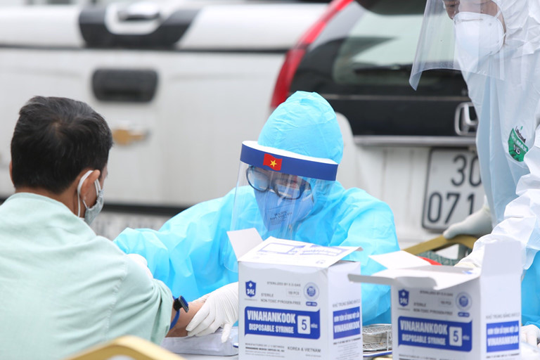 Lực lượng y tế lấy mẫu x&eacute;t nghiệm cho người d&acirc;n th&ocirc;n Hạ L&ocirc;i, x&atilde; M&ecirc; Linh, huyện M&ecirc; Linh