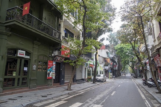 C&aacute;c cửa h&agrave;ng tr&ecirc;n phố L&yacute; Quốc Sư đ&oacute;ng cửa, ngừng kinh doanh để ph&ograve;ng, chống dịch bệnh.