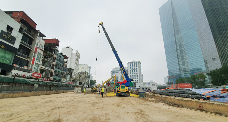 Cẩu vận chuyển vật tư xuống tầng ngầm. Cẩu vận chuyển vật tư xuống tầng ngầm.