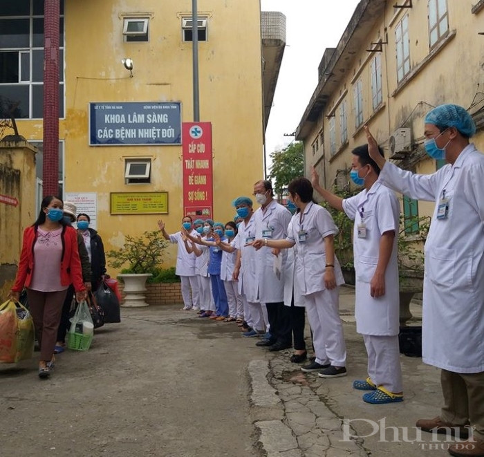 Các y, bác sĩ BV Đa khoa Hà Nam chào và chúc mừng các bệnh nhân được điều trị khỏi Covid-19 được xuất viện. Các y, bác sĩ BV Đa khoa Hà Nam chào và chúc mừng các bệnh nhân được điều trị khỏi Covid-19 được xuất viện.