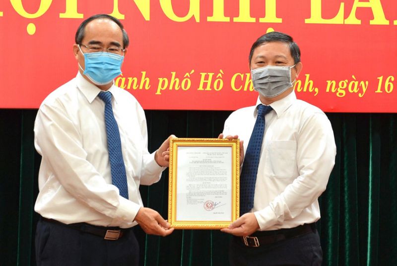 Ủy viên Bộ Chính trị, Bí thư Thành ủy TP. HCM Nguyễn Thiện Nhân trao quyết định bộ nhiệm cho tân Phó Chủ tịch UBND TP HCM Dương Anh Đức.