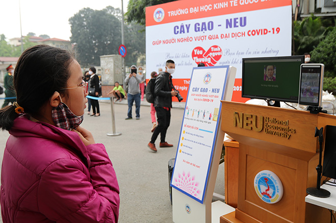 Người dân đứng trước camera để khai báo thông tin, khi hệ thống máy quét soi chiếu, chỉ cần nói tên, địa chỉ, hệ thống sẽ ghi lại gương mặt, giọng nói. Người dân đứng trước camera để khai báo thông tin, khi hệ thống máy quét soi chiếu, chỉ cần nói tên, địa chỉ, hệ thống sẽ ghi lại gương mặt, giọng nói.