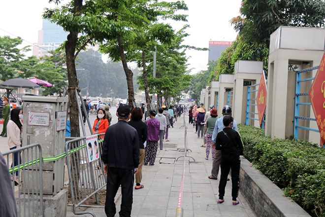 Hàng trăm người dân xếp hàng đúng khoảng cách để vào nhận gạo. Hàng trăm người dân xếp hàng đúng khoảng cách để vào nhận gạo.