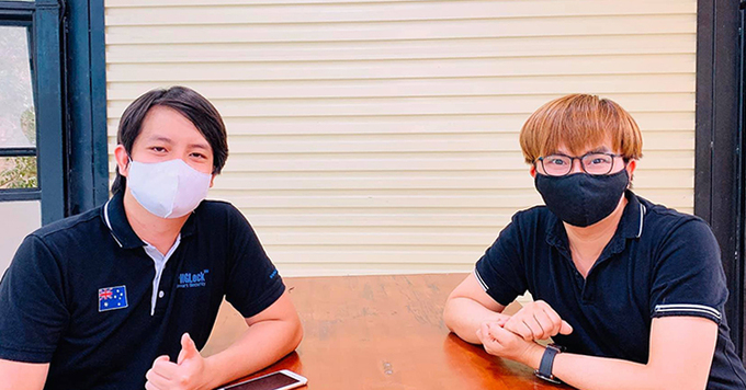 Diễn viên Đại Nghĩa (phải) và tác giả cây 