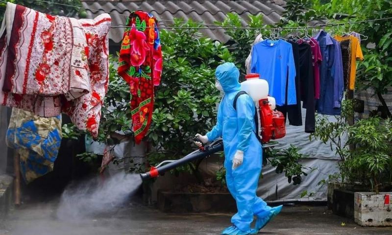 Ngành y tế tiến hành phun thuốc diệt trùng tại thôn Đông Cứu Ngành y tế tiến hành phun thuốc diệt trùng tại thôn Đông Cứu
