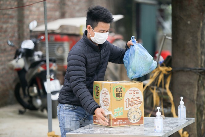 Người dân mang đồ tiếp tế đều phải gửi lại để khử khuẩn đã sau đó mới được chuyển vào. Người dân mang đồ tiếp tế đều phải gửi lại để khử khuẩn đã sau đó mới được chuyển vào.