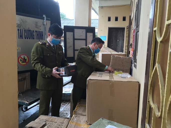 Đ/c Vũ Hồng Trung, Phó Cục trưởng trực tiếp chỉ đạo tại Đội QLTT số 4