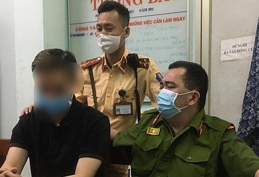 Người thanh ni&ecirc;n c&oacute; &yacute; định nhảy cầu được lực lượng c&ocirc;ng an động vi&ecirc;n khuy&ecirc;n nhủ