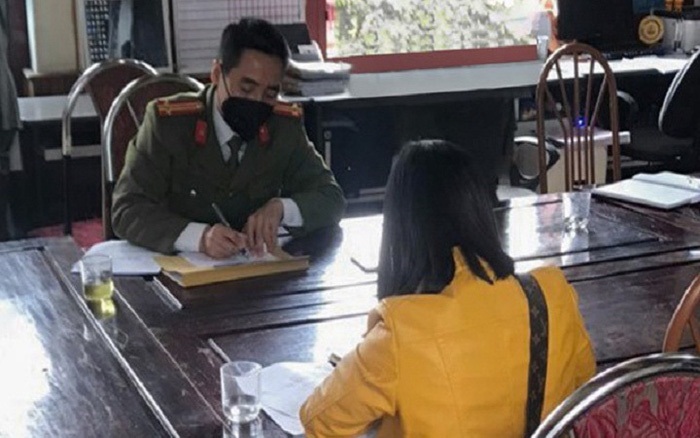 Công an làm việc với trường hợp đăng tải thông tin sai sự thật về dịch bệnh COVID-19 trên mạng xã hội Facebook. Ảnh Công an Sơn La