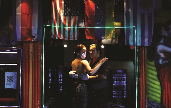 Vũ điệu tango- một  tập quán của người dân Achentina.