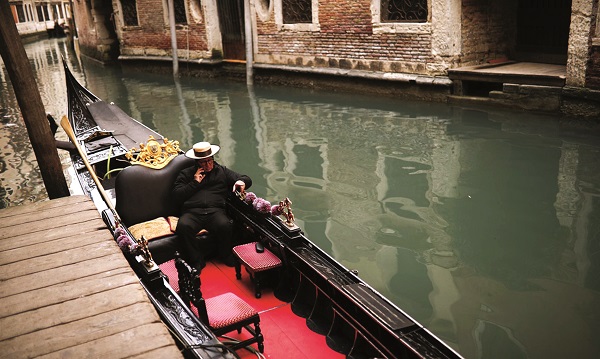 Mặt nước của kênh đào Grand tĩnh lặng như một tấm gương do lượng thuyền qua đây giảm mạnh Mặt nước của kênh đào Grand tĩnh lặng như một tấm gương do lượng thuyền qua đây giảm mạnh