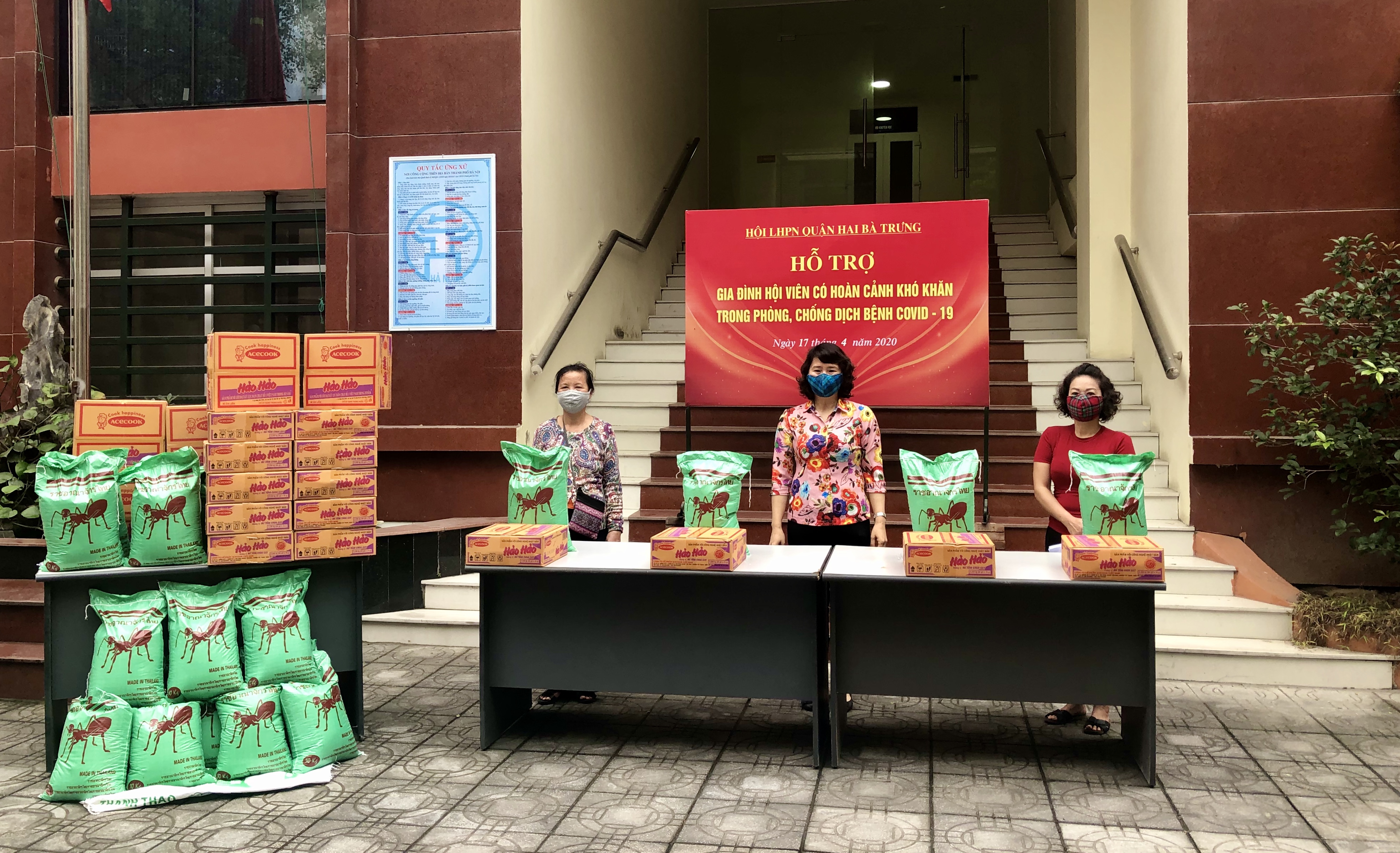 Hội LHPN Hai Bà Trưng trao quà hỗ trợ cho các hội viên có hoàn cảnh khó khăn của 18 phường Hội LHPN Hai Bà Trưng trao quà hỗ trợ cho các hội viên có hoàn cảnh khó khăn của 18 phường