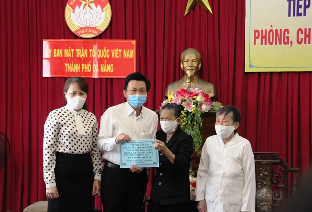 Các cụ ở Trung tâm phụng dưỡng Người có công Cách mạng ủng hộ chống dịch.