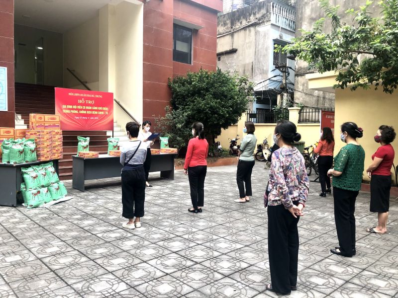 Hội viên phụ nữ giữ đúng khoảng cách theo khuyến cáo khi nhận quà hỗ trợ Hội viên phụ nữ giữ đúng khoảng cách theo khuyến cáo khi nhận quà hỗ trợ