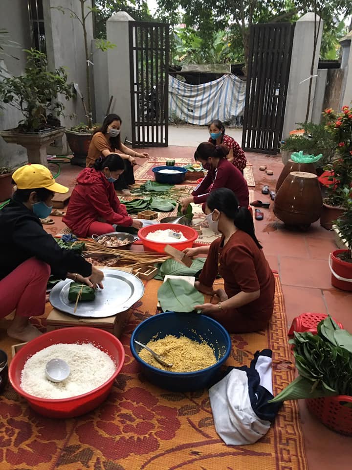Không khí gói bánh chưng rất khẩn trương để trao tặng tuyến đầu chống dịch