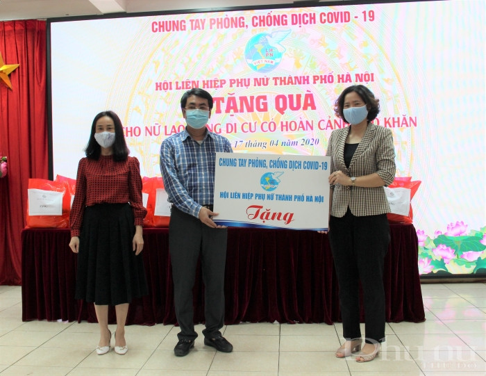 Chủ tịch Hội LHPN Hà Nội Lê Kim Anh trao ủy quyền cho đại diện lãnh đạo phường Tứ Liên.