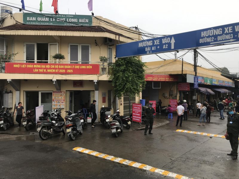 Lực lượng chức năng làm nhiệm vụ tại chợ đầu mối Long Biên Lực lượng chức năng làm nhiệm vụ tại chợ đầu mối Long Biên