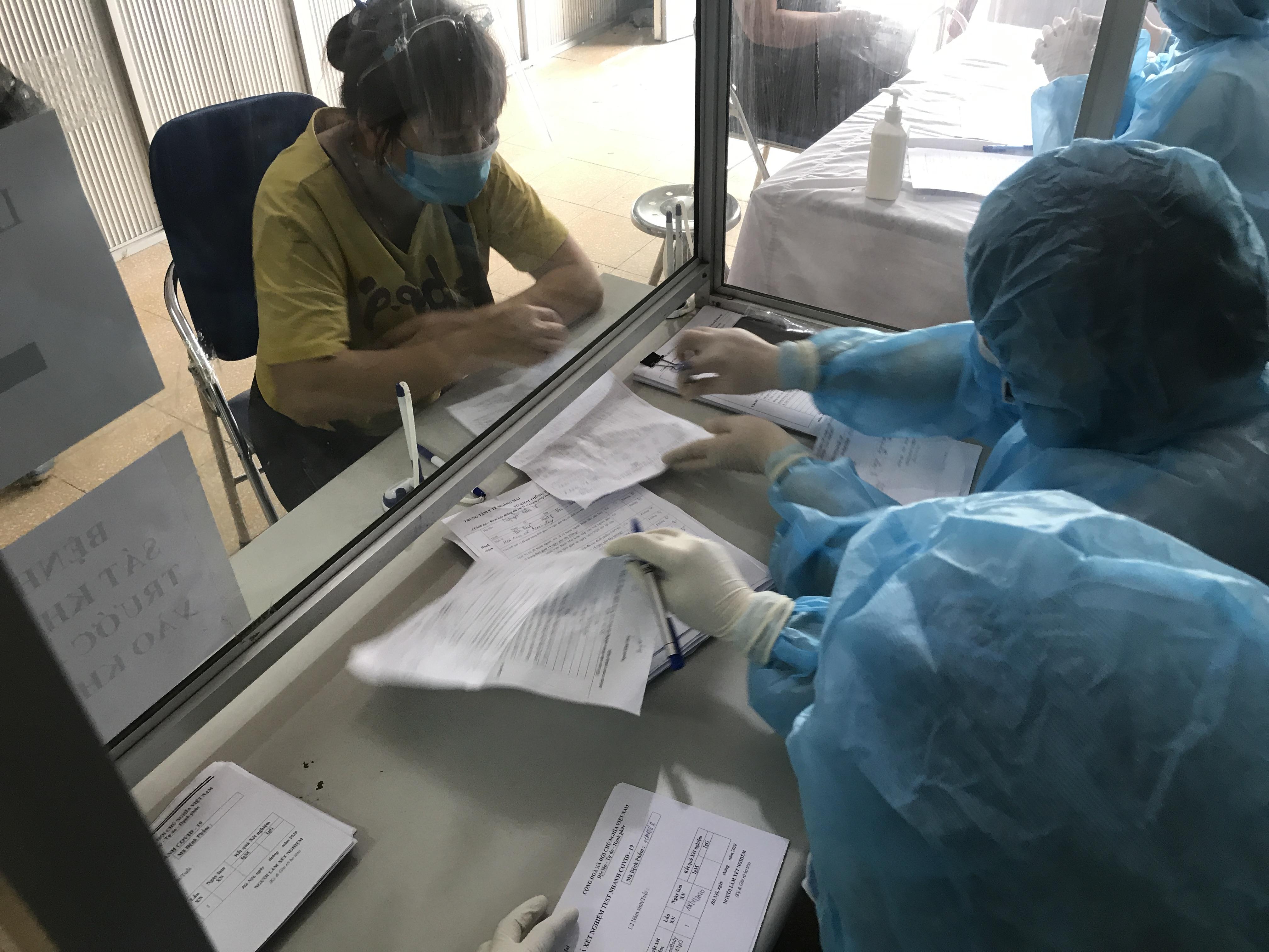 Những hình ảnh đầu tiên về xét nghiệm nhanh Covid-19 tại các chợ đầu mối ở Hà Nội - ảnh 8