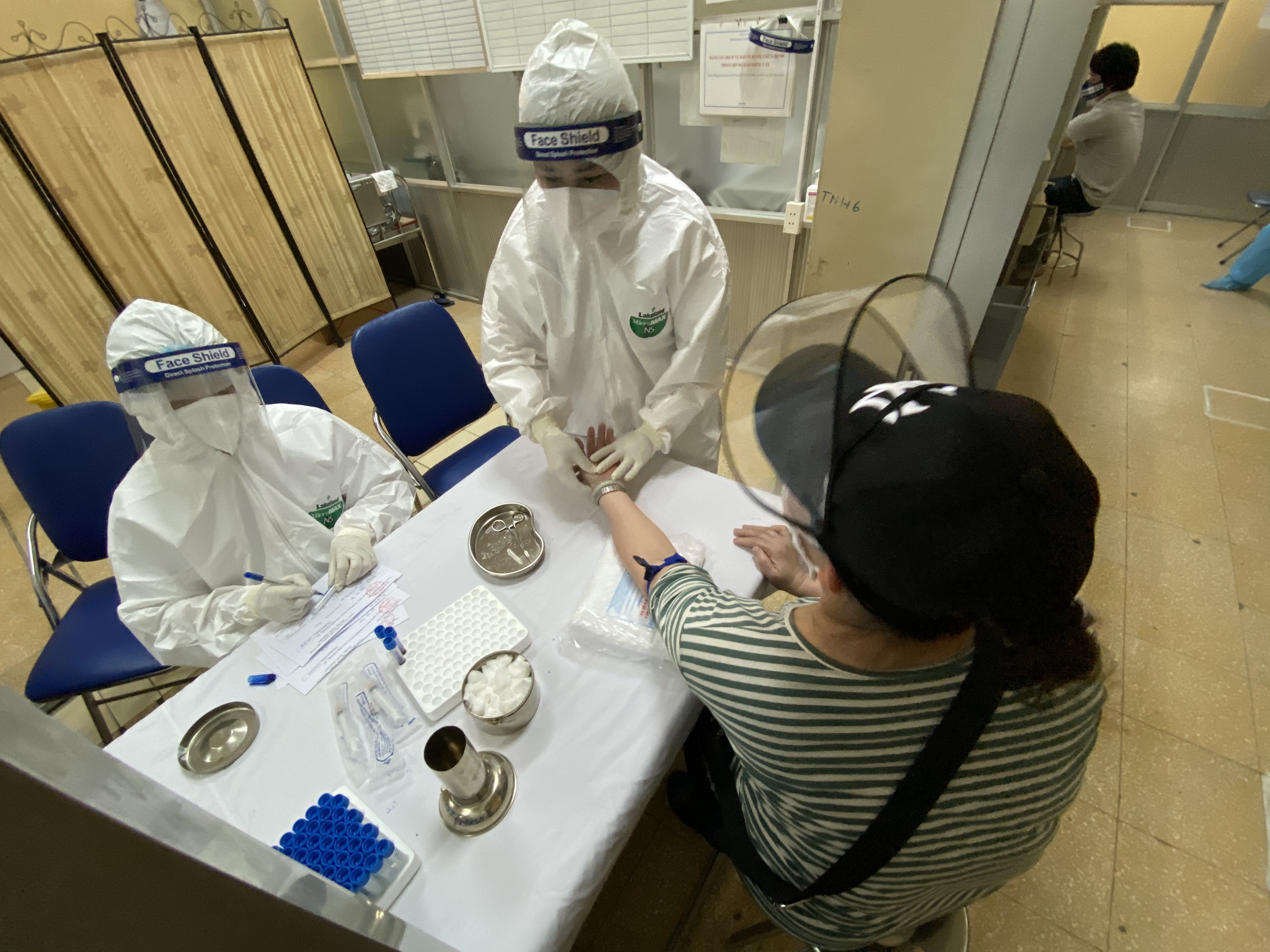 Những hình ảnh đầu tiên về xét nghiệm nhanh Covid-19 tại các chợ đầu mối ở Hà Nội - ảnh 9