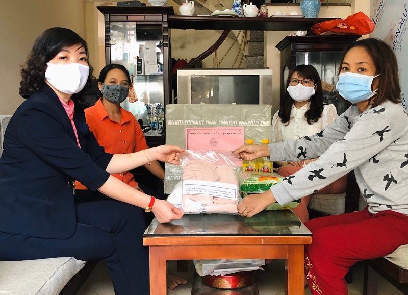 Hội LHPN huyện tặng quà cho các gia đình bị ảnh hưởng bởi dịch bệnh Hội LHPN huyện tặng quà cho các gia đình bị ảnh hưởng bởi dịch bệnh