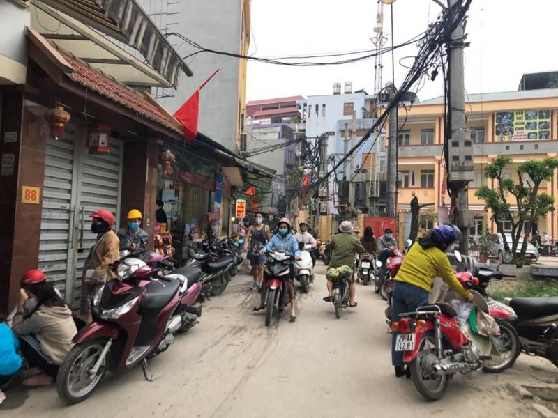 Giữ đúng khoảng cách an toàn 2m ở các chợ dân sinh, siêu thị đang khó thực hiện