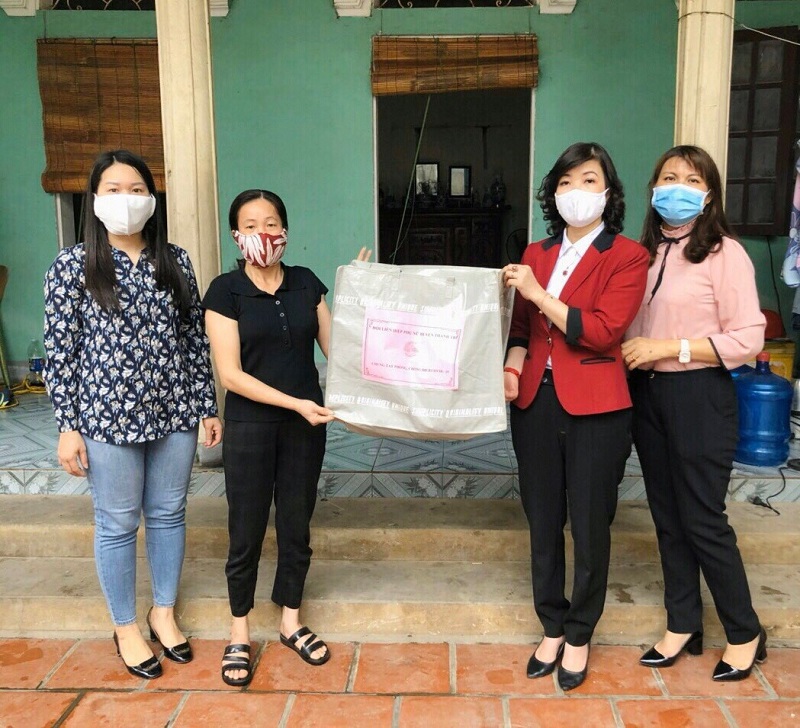 Món quà của Hội tuy nhỏ nhưng ấm áp tình cảm như tiếp thêm nghị lực để người bệnh và hội viên phụ nữ nghèo, phụ nữ khó khăn vượt lên chính mình trong cuộc chiến chống dịch bệnh Covid – 19. Món quà của Hội tuy nhỏ nhưng ấm áp tình cảm như tiếp thêm nghị lực để người bệnh và hội viên phụ nữ nghèo, phụ nữ khó khăn vượt lên chính mình trong cuộc chiến chống dịch bệnh Covid – 19.