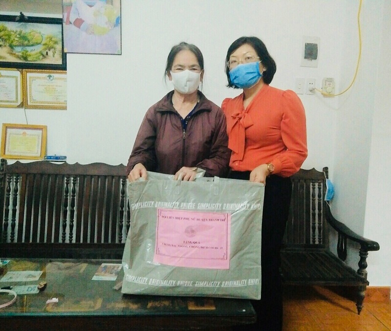 38 hội viên phụ nữ nghèo, phụ nữ có hoàn cảnh khó khăn do ảnh hưởng của dịch Covid - 19 trên địa bàn huyện Thanh Trì (mỗi suất quà gồm 10 kg gạo; 01 kg miến; 02 lít dầu ăn; 20 khẩu trang). 38 hội viên phụ nữ nghèo, phụ nữ có hoàn cảnh khó khăn do ảnh hưởng của dịch Covid - 19 trên địa bàn huyện Thanh Trì (mỗi suất quà gồm 10 kg gạo; 01 kg miến; 02 lít dầu ăn; 20 khẩu trang).