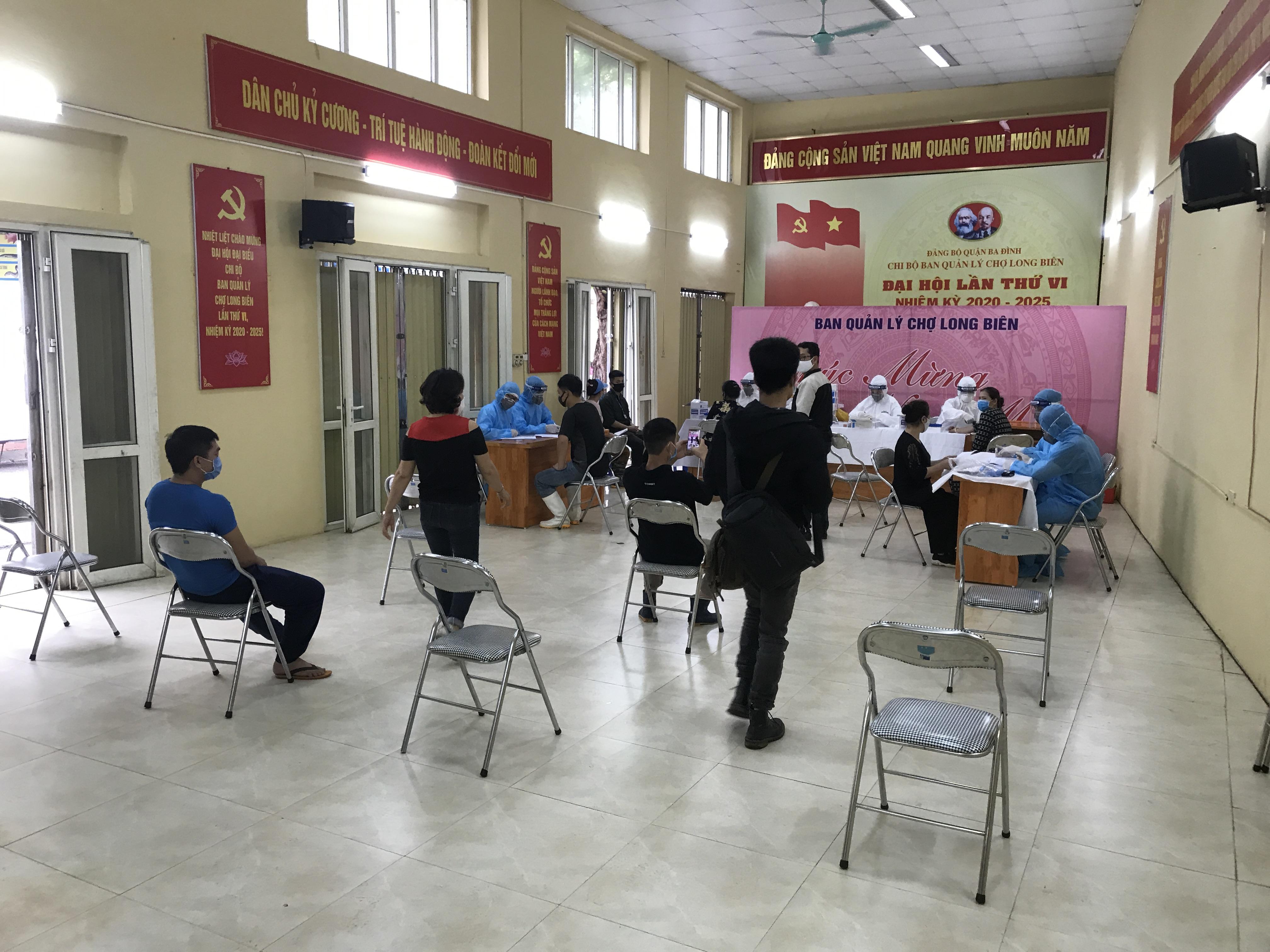 Những hình ảnh đầu tiên về xét nghiệm nhanh Covid-19 tại các chợ đầu mối ở Hà Nội - ảnh 5