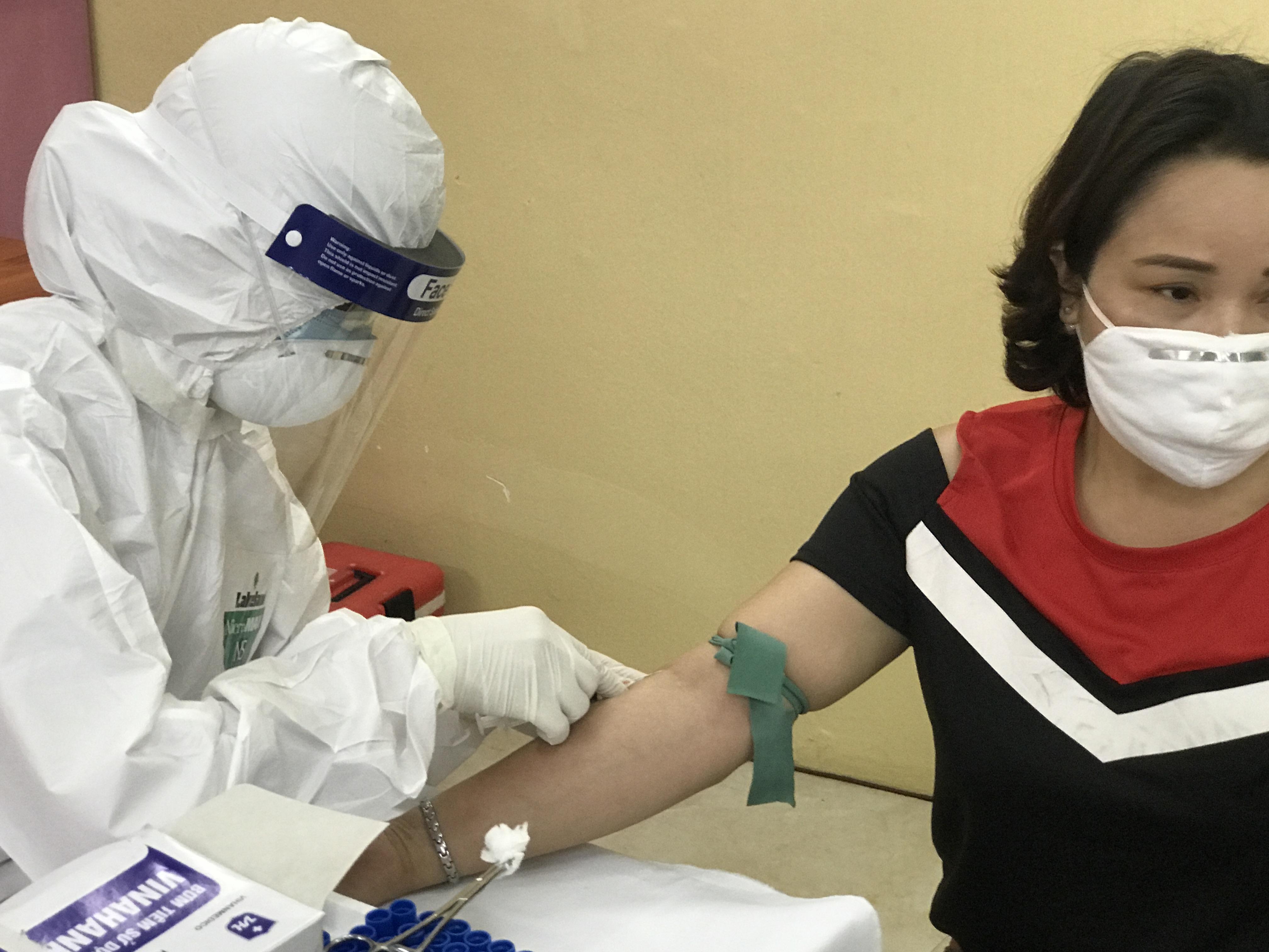 Những hình ảnh đầu tiên về xét nghiệm nhanh Covid-19 tại các chợ đầu mối ở Hà Nội - ảnh 6