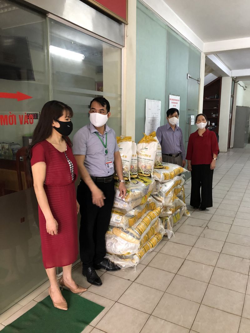 Hơn 30 năm là cán bộ Hội, chị Trần Thị Hạnh, nguyên Chủ tịch Công đoàn cơ quan Trung ương Hội chị muốn đóng góp 1 phần nhỏ bé để chung tay hỗ trợ người bị ảnh hưởng bởi đại dịch Covid-19 Hơn 30 năm là cán bộ Hội, chị Trần Thị Hạnh, nguyên Chủ tịch Công đoàn cơ quan Trung ương Hội chị muốn đóng góp 1 phần nhỏ bé để chung tay hỗ trợ người bị ảnh hưởng bởi đại dịch Covid-19