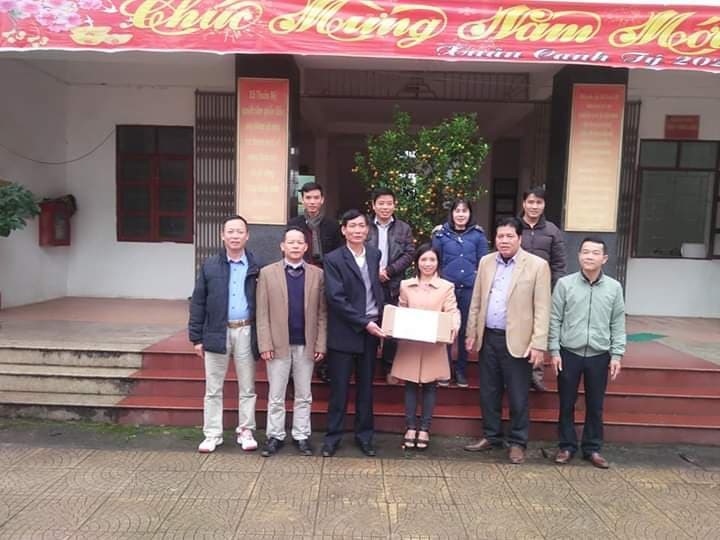 Chị Đặng Thị Liễu ( người đứng giữa), trao tặng nhu yếu phẩm cho xã Thuần Mỹ, huyện Ba Vì, TP Hà Nội