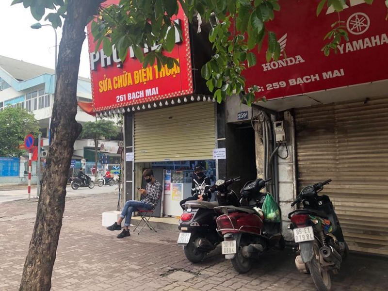 Nhiều cửa hàng kinh doanh đã rục rịch để bán hàng trở lại, mở cửa kiểu 