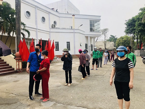 Người dân tuân thủ, đảm bảo an toàn phòng dịch khi đến nhận hỗ trợ.