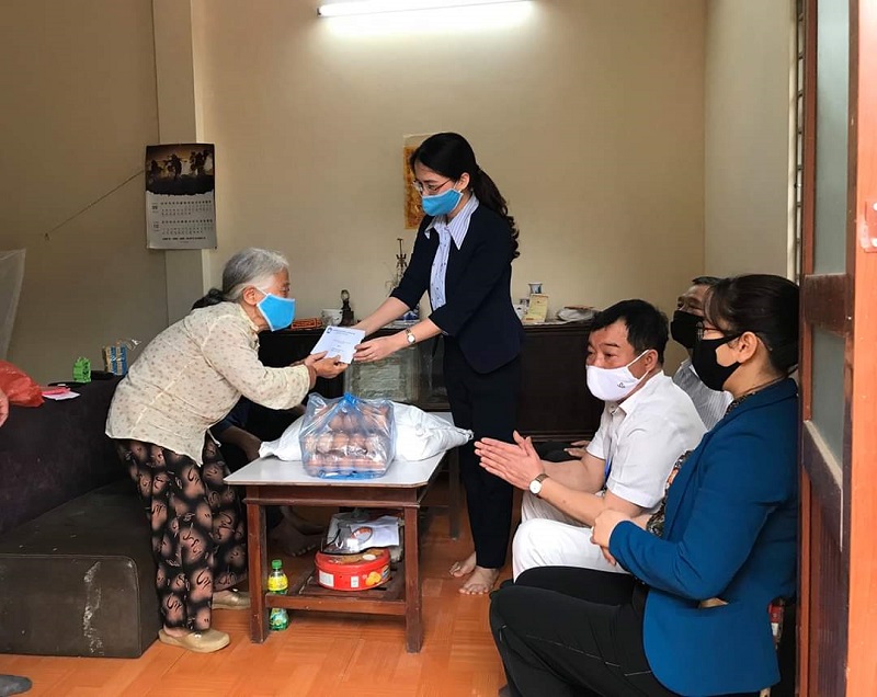 Hội LHPN huyện đã tham gia Đoàn công tác trao tặng quà từ nguồn vận động phòng, chống dịch Covid-19 của huyện cho 59 hộ cận nghèo tại xã Đặng Xá, Cổ Bi, Thị trấn Trâu Quỳ