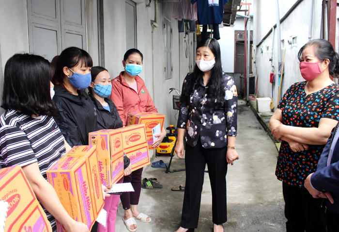 Chủ tịch Ủy ban Mặt trận Tổ quốc Việt Nam Thành phố Nguyễn Lan Hương tặng quà công nhân lao động có hoàn cảnh khó khăn