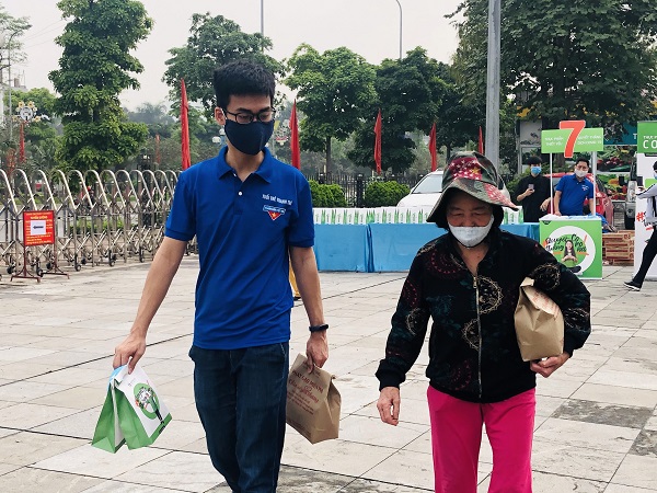 Người dân nghèo vui mừng khi nhận được những túi gạo