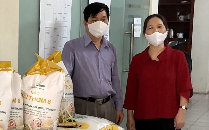 Chị Trần Thị Hạnh- Nguyên Chủ tịch Công đoàn cơ quan Trung ương Hội Việt Nam vừa ủng hộ 500 kg gạo cho UBND Phường Thượng Đình, quận Thanh Xuân Chị Trần Thị Hạnh- Nguyên Chủ tịch Công đoàn cơ quan Trung ương Hội Việt Nam vừa ủng hộ 500 kg gạo cho UBND Phường Thượng Đình, quận Thanh Xuân