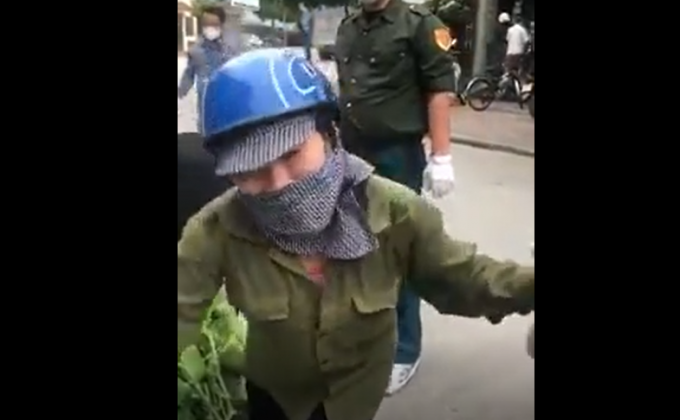 Người phụ nữ bán hàng rau bị cưỡng chế