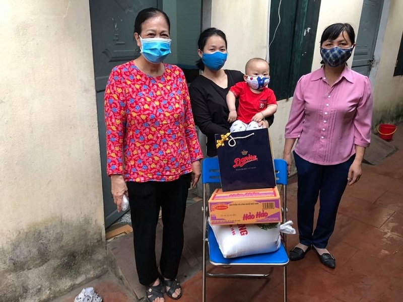 Hội Phụ nữ thăm tặng quà cho các nữ lao động nhập cư