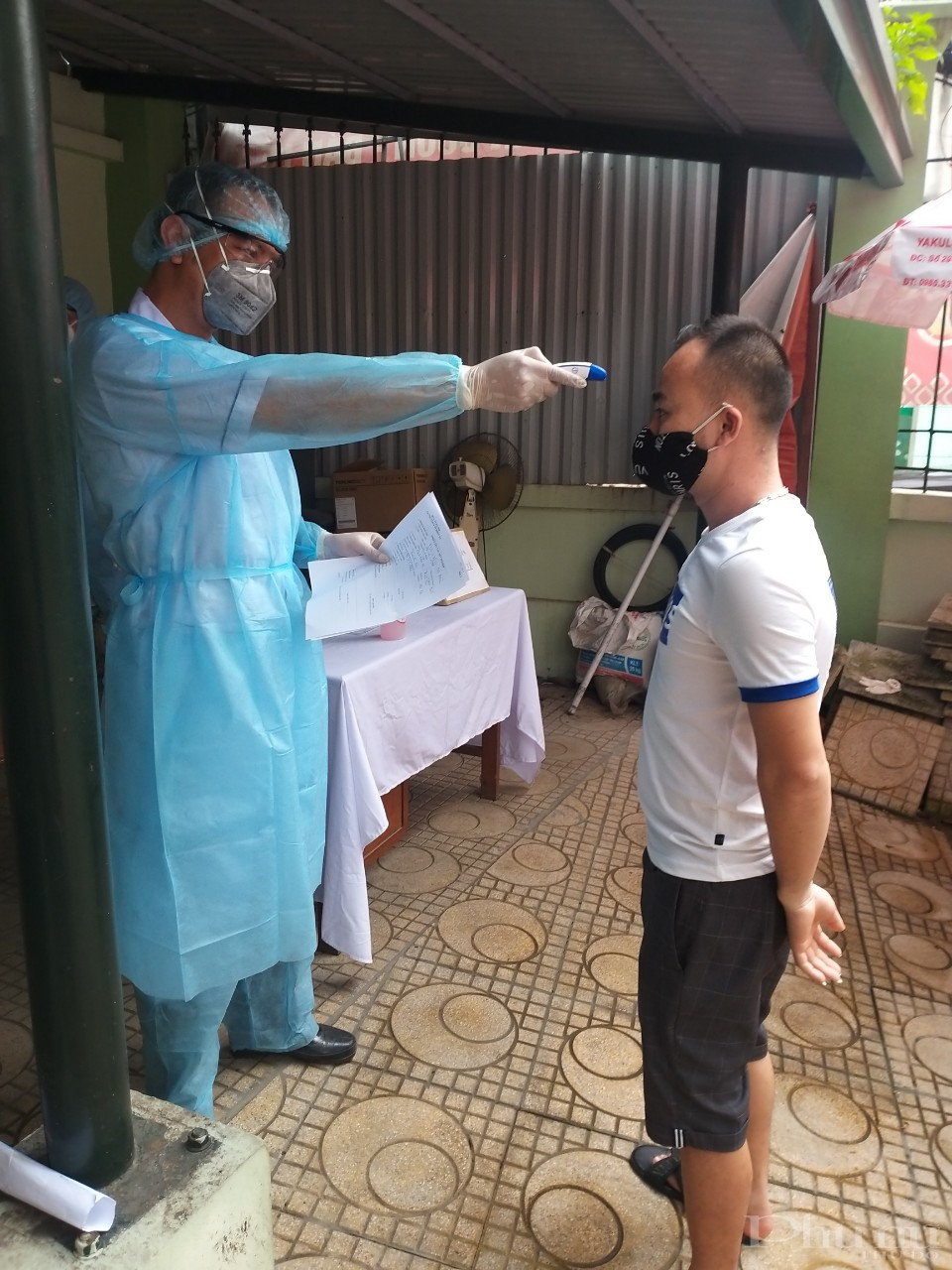 Kiểm tra thân nhiệt kỹ càng với từng người đến khám Kiểm tra thân nhiệt kỹ càng với từng người đến khám