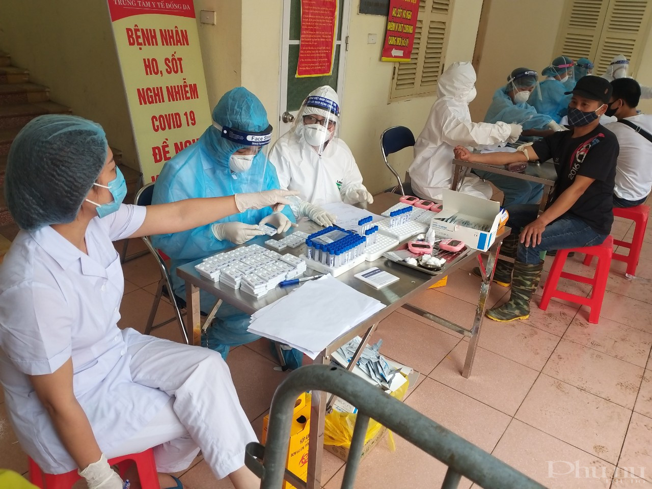 Hà Nội: Hàng trăm tiểu thương chợ Ngã Tư Sở được xét nghiệm nhanh Covid- 19 - ảnh 5